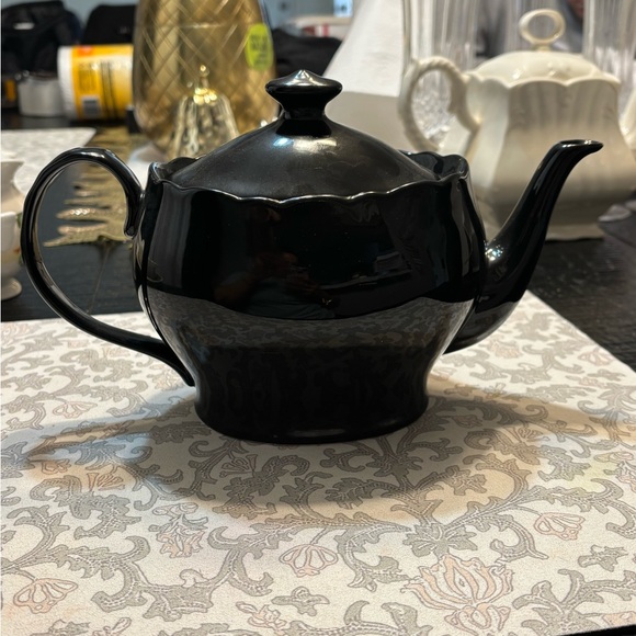 Elegant Black Teapot - Picture 1 of 4
